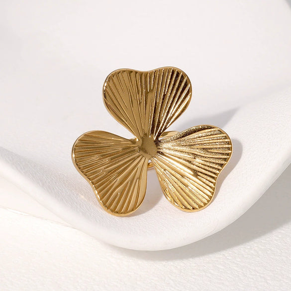 Wholesale Small Fresh Style Electroplated Stainless Steel Flower Pattern Ring For Women