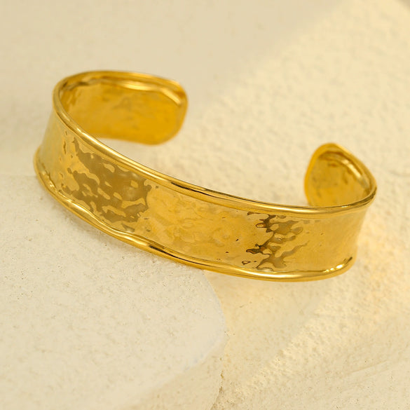 Wholesale Stainless Steel And 18K Electroplated Women's Fashion Widefaced Texture Bracelet Jewelry