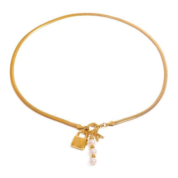 Wholesale Stainless Steel And Pearl Letter Pendant Necklace With Electroplating French Retro Style