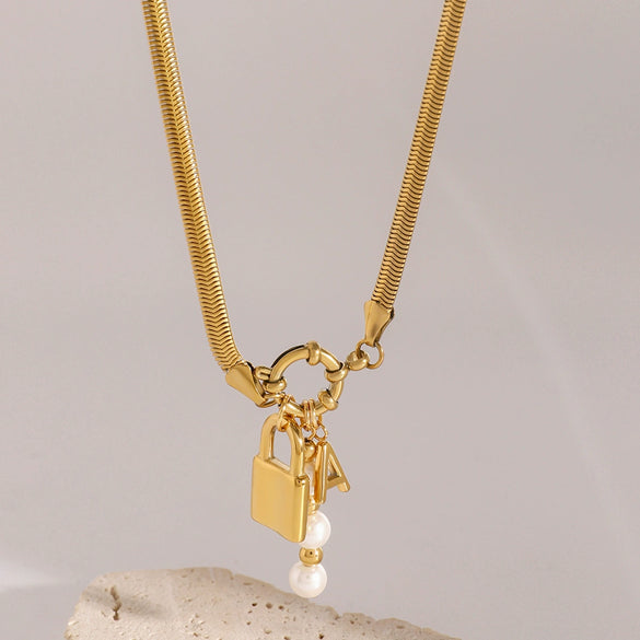 Wholesale Stainless Steel And Pearl Letter Pendant Necklace With Electroplating French Retro Style