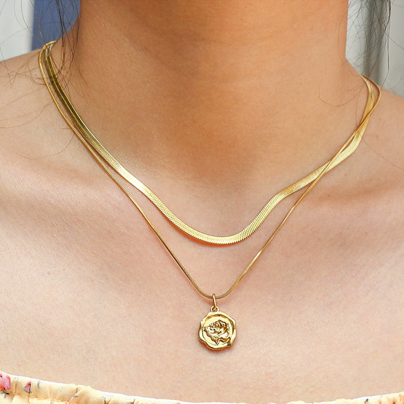 Wholesale Stainless Steel And Titanium Steel Blade Chain Double Layer Stacked Rose Short Necklace For Women With Gold Plated Electroplating