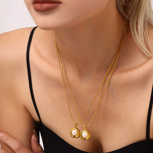Wholesale Stainless Steel C Shaped Freshwater Pearl Necklace With 18K Gold Plated Electroplating For Women In Light Luxury And Geometric Style