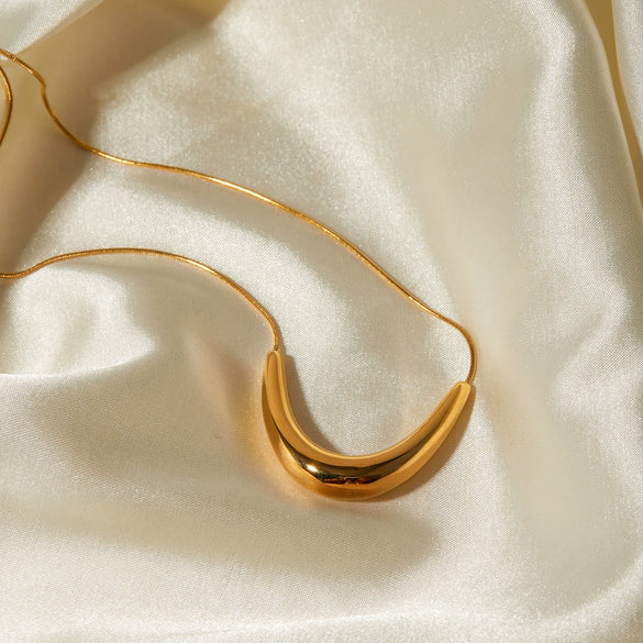 Wholesale Stainless Steel Cold Style Smile Pendant Necklace With Snake Bone Chain And Electroplating
