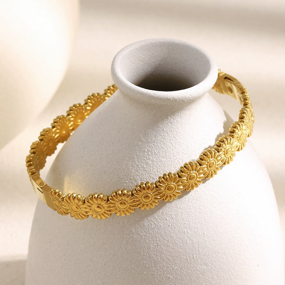 Wholesale Stainless Steel Electroplated 18K Gold Daisy Buckle Bracelet For Women In Fashion Style