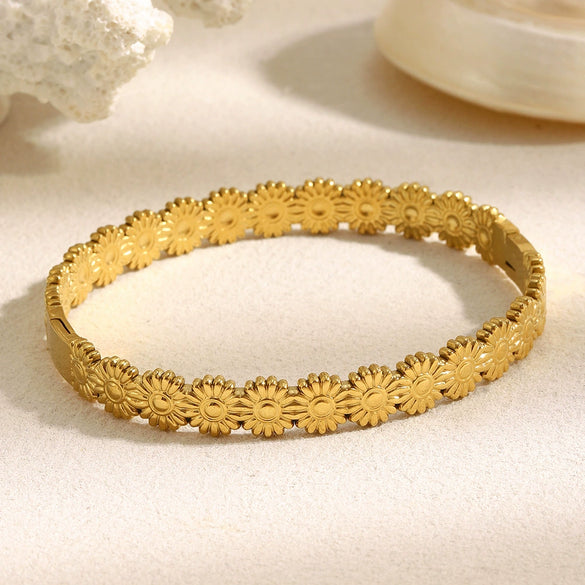 Wholesale Stainless Steel Electroplated 18K Gold Daisy Buckle Bracelet For Women In Fashion Style