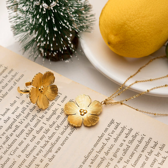 Wholesale Stainless Steel Electroplated 18K Gold Fivepetal Flower Necklace And Ring Set For Women