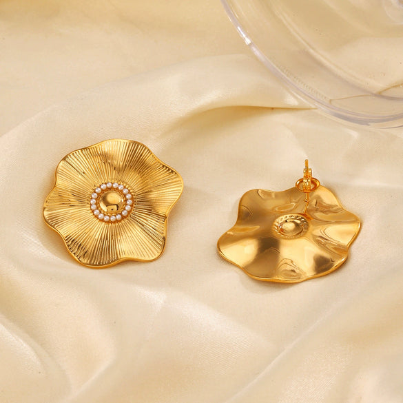 Wholesale Stainless Steel Floral Earrings With Pearl Inlaid And Electroplating Design For Women