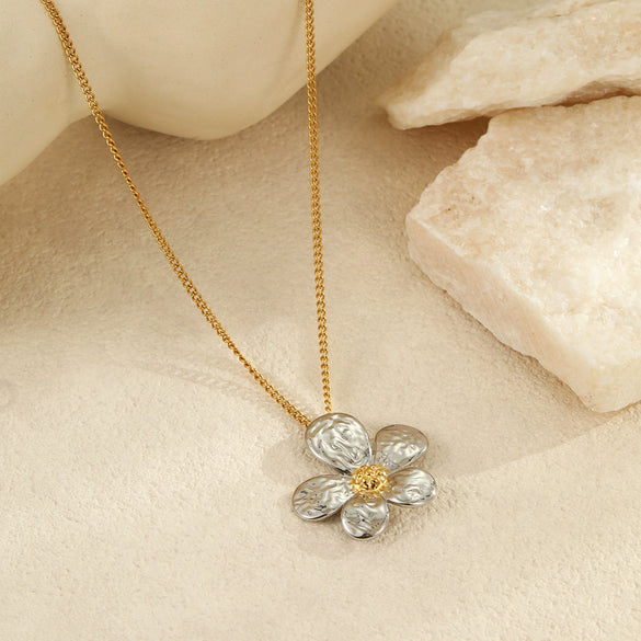 Wholesale Stainless Steel Flower Geometric Pendant Necklace With 18K Plating For Women