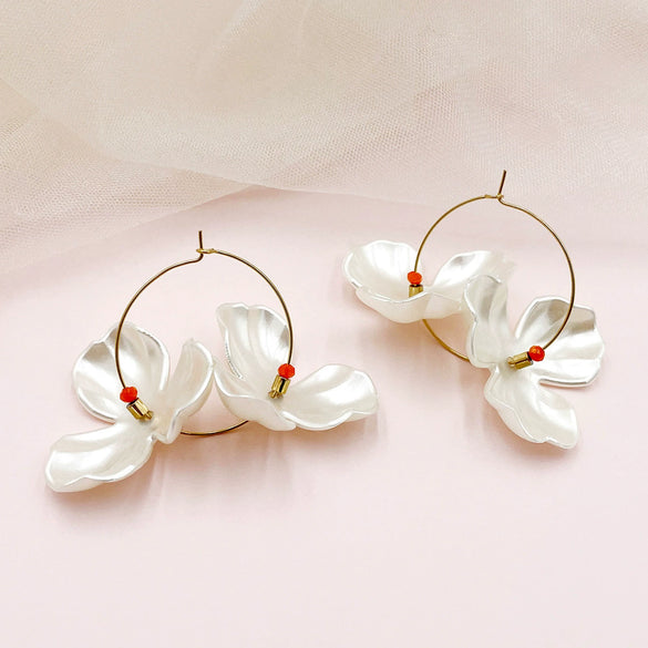 Wholesale Stainless Steel French Retro Flower Earrings With Imitation Shell And Electroplating Treatment