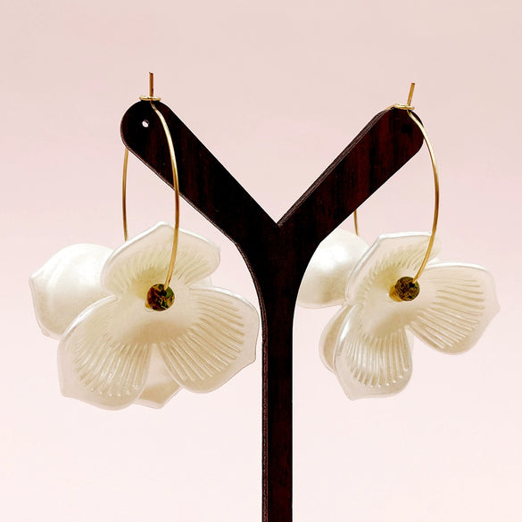 Wholesale Stainless Steel French Retro Flower Earrings With Imitation Shell And Electroplating Treatment