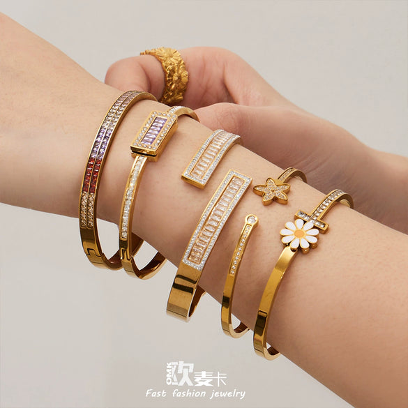 Wholesale Stainless Steel Geometric Electroplated Zirconencrusted Small Daisy Clasp Open Bracelet Set Accessories