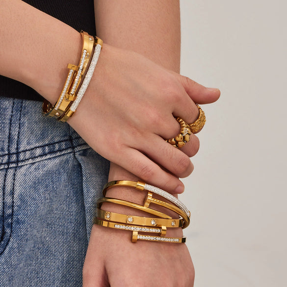 Wholesale Stainless Steel Goldplated Geometric Plum Blossom Stud Bracelet Light Luxury Hand Jewelry