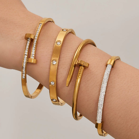 Wholesale Stainless Steel Goldplated Geometric Plum Blossom Stud Bracelet Light Luxury Hand Jewelry