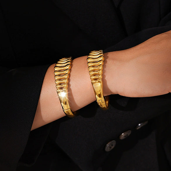 Wholesale Stainless Steel Goldplated Hollow Bracelet With Bone Stitching And Geometric Style