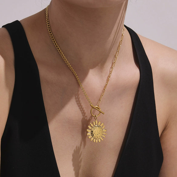 Wholesale 316L Stainless Steel Hammered Geometric And Sunflower Buckle Necklace For Women With Electroplating Light Luxury Style