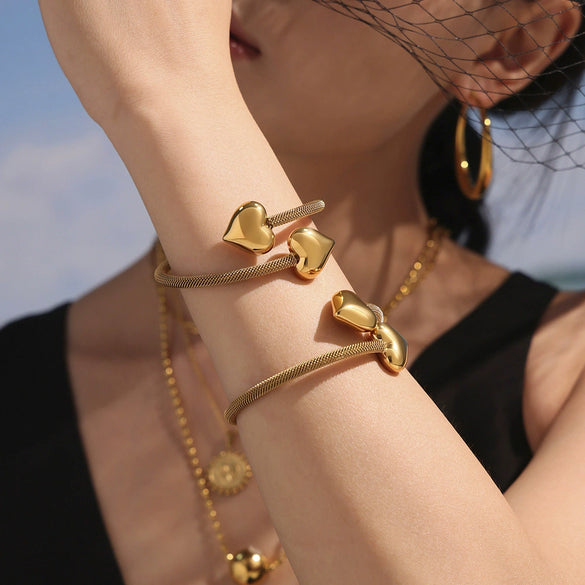 Wholesale Stainless Steel Heart Hollow Fashion Ol Style Electroplated Bracelet
