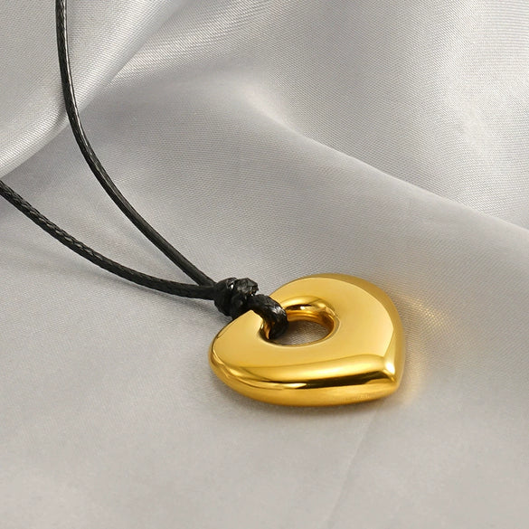 Wholesale Stainless Steel Heart Shape Pendant Necklace With Black Wax Rope And Electroplating