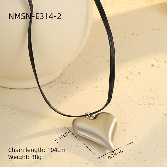 Wholesale Stainless Steel Hollow Love Pendant Clavicle Chain Electroplated Fashion Design For Women