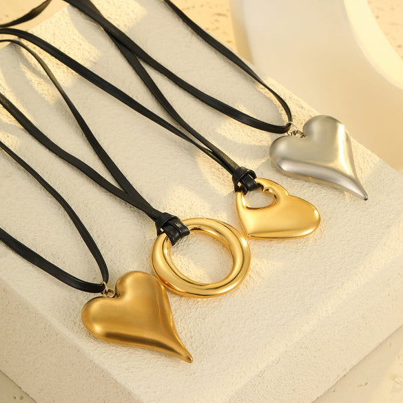 Wholesale Stainless Steel Hollow Love Pendant Clavicle Chain Electroplated Fashion Design For Women