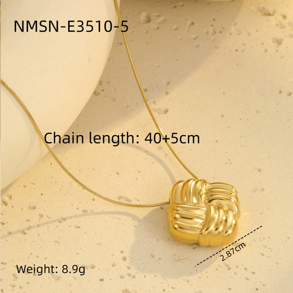 Wholesale Stainless Steel 18K Electroplated Geometric Heart Star Snake Bone Pendant Clavicle Necklace For Women Light Luxury Niche Design