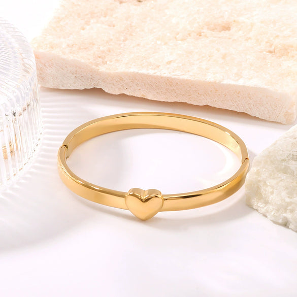 Wholesale Stainless Steel 18K Gold Plated Love Shaped Minimalist Three Dimensional All Match Bracelet With Vacuum Plating In 18K Furnace
