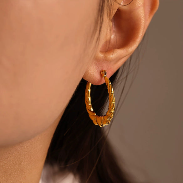 Wholesale Stainless Steel Love Thread Heart Geometric Earrings Plated With Gold