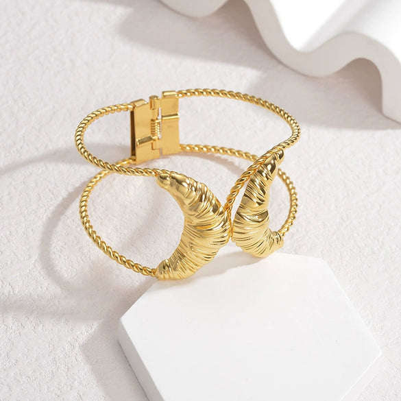 Wholesale Stainless Steel Minimalist Geometric Hollow Buckle Women's Bracelet With 18K Gold Electroplating