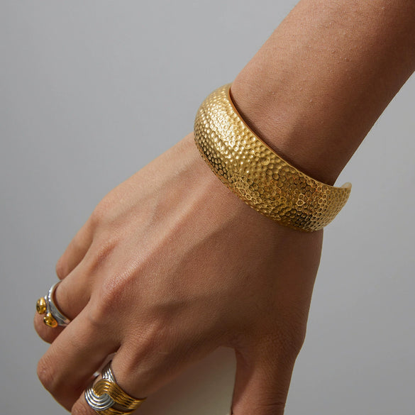 Wholesale Stainless Steel Open Bracelet With Chubby Hammer Pattern Electroplated In 18K Gold Quiet Design Modern Minimalist Style
