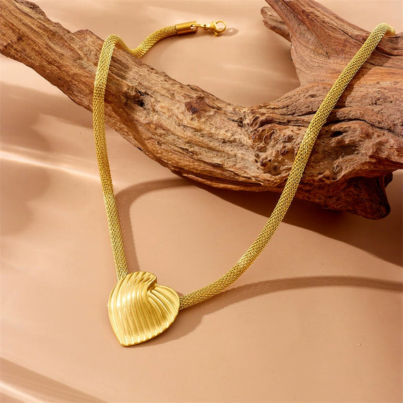 Wholesale Stainless Steel Pendant Necklace For Women Fashion Retro Gold Plated Heart Shape Striped Mesh Chain