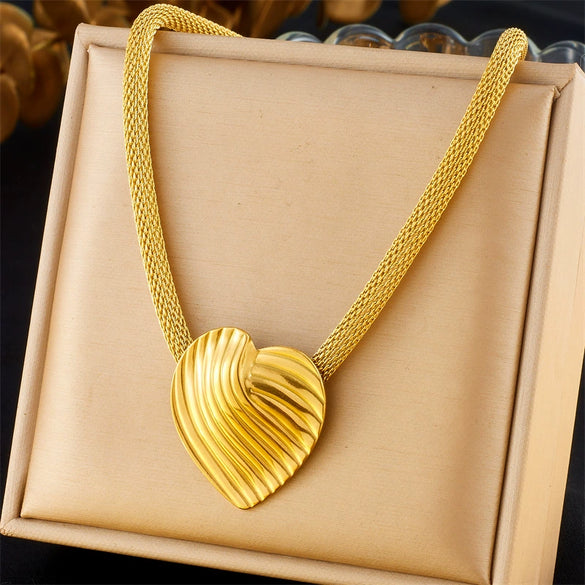 Wholesale Stainless Steel Pendant Necklace For Women Fashion Retro Gold Plated Heart Shape Striped Mesh Chain
