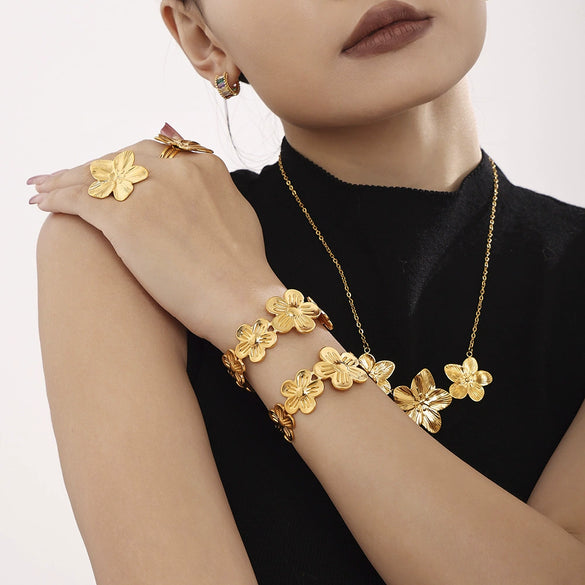 Wholesale 316L Stainless Steel Pvd Plated Jewelry Set With Golden Flower Design Ring Necklace Bracelet