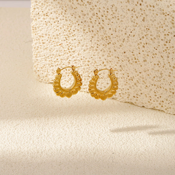 Wholesale Stainless Steel Retro Fashion Plant Flowers Pattern Electroplated Women's Ear Buckles