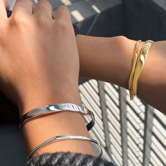 Wholesale Stainless Steel Retro Wave Opening Bracelet With Electroplating Fashion Jewelry