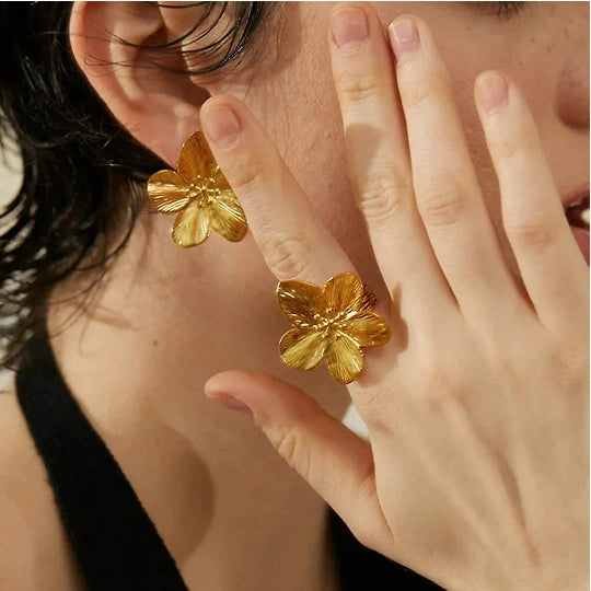 Wholesale Stainless Steel Ring French Retro Palace Style Glossy Gold Heavy Industry Design Flower Wave Pattern Electroplated