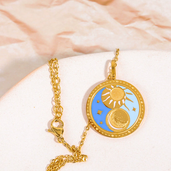 Wholesale Stainless Steel Tarot Card Round Pendant Necklace With Real Gold Plated Color Preserving Retro Style Electroplating Treatment