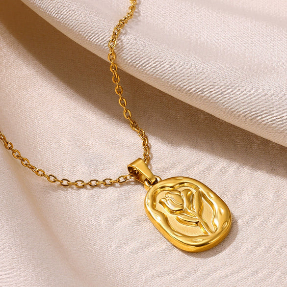 Wholesale Stainless Steel Women's Heart Shaped Geometric Pendant Necklace With 18K Plating