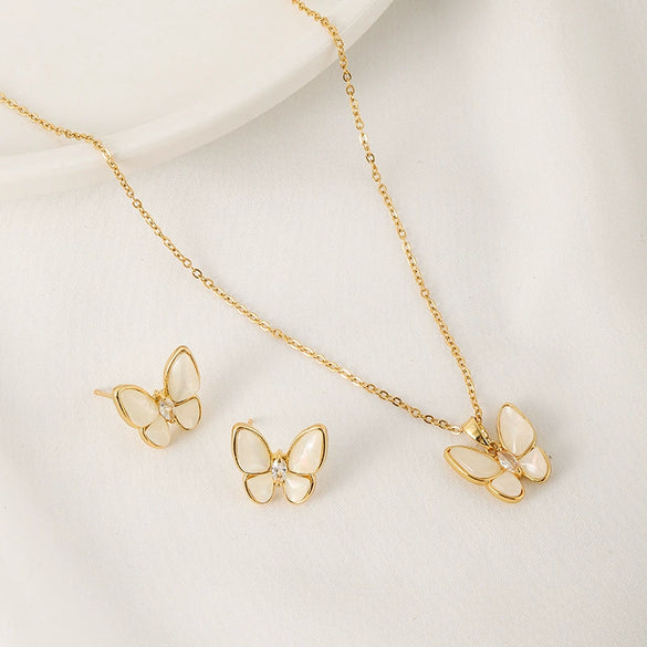 Wholesale Titanium Steel And Copper Ochain Necklace With Butterfly Shell Pendant For Women Fashion Simple Style Electroplated