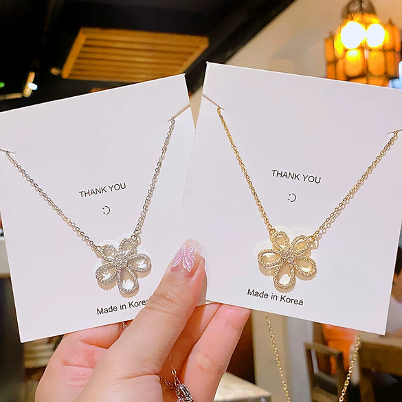 Wholesale Titanium Steel And Copper Women's Flower Pendant Necklace With Diamond Design