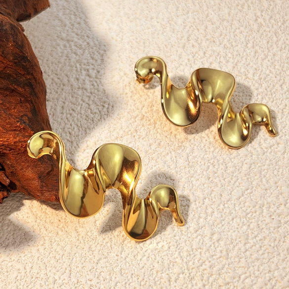 Wholesale Titanium Steel And Stainless Steel Irregular Wave And Heart Shape Earrings With Electroplating Light Luxury Style