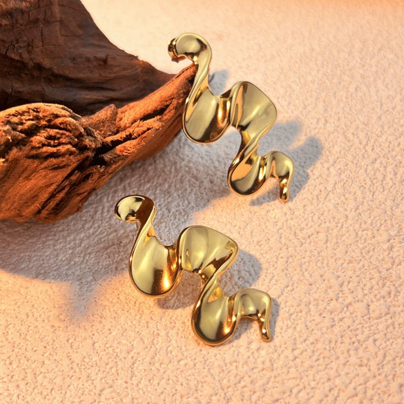 Wholesale Titanium Steel And Stainless Steel Irregular Wave And Heart Shape Earrings With Electroplating Light Luxury Style