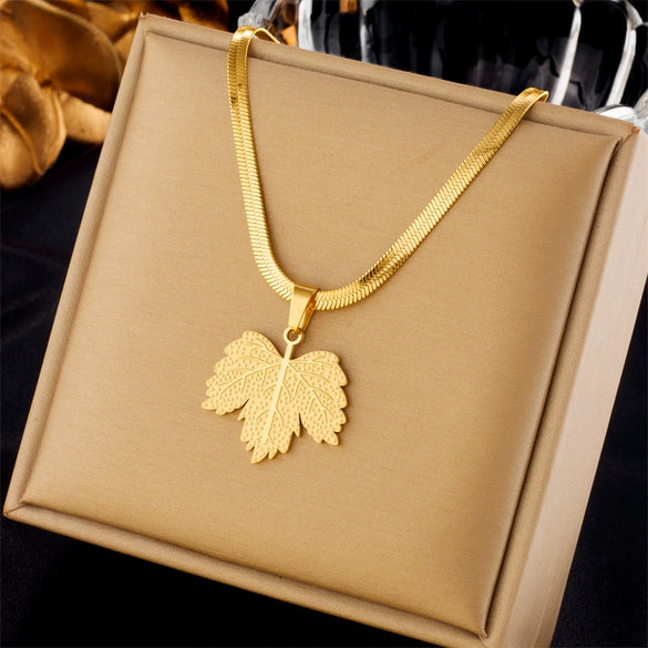 Wholesale Titanium Steel Fashion Retro Cold Style Goldplated Clavicle Chain With Diamond Heart Eightpointed Star Pendant Necklace For Women