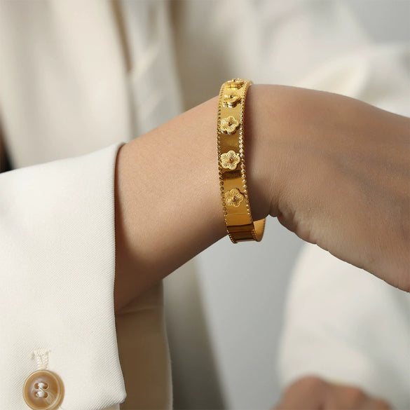 Wholesale Titanium Steel Fiveleaf Flower Bracelet For Female With 18K Gold Electroplating Nonfading And Niche Exquisite Temperament Geometric Style