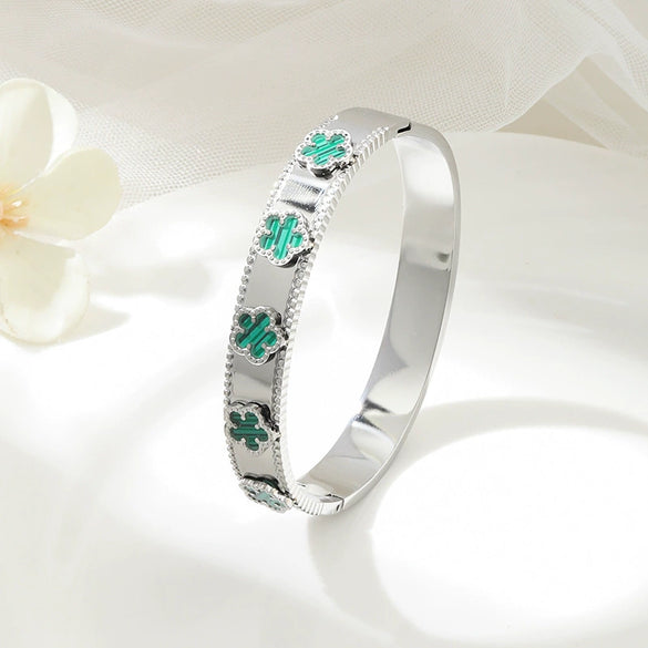 Wholesale Titanium Steel Flower Bracelet For Women With Electroplating Design And Fashion Style