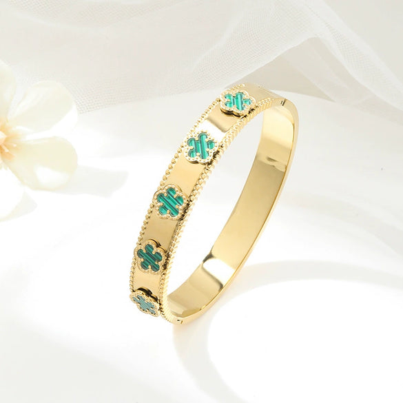 Wholesale Titanium Steel Flower Bracelet For Women With Electroplating Design And Fashion Style