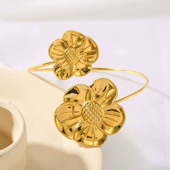 Wholesale Titanium Steel Flower Shape Open Bracelet For Women 18K Gold Plated Electroplated