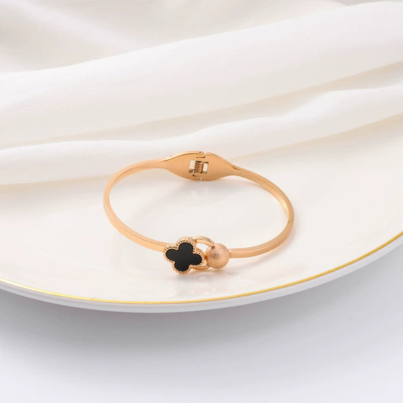 Wholesale Titanium Steel Fourleaf Clover Bracelet Electroplated Simple Fashion For Women