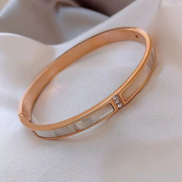Wholesale Titanium Steel Geometric Fritillaria Buckle Bracelet For Women With Real Gold Plating And Electroplating Process