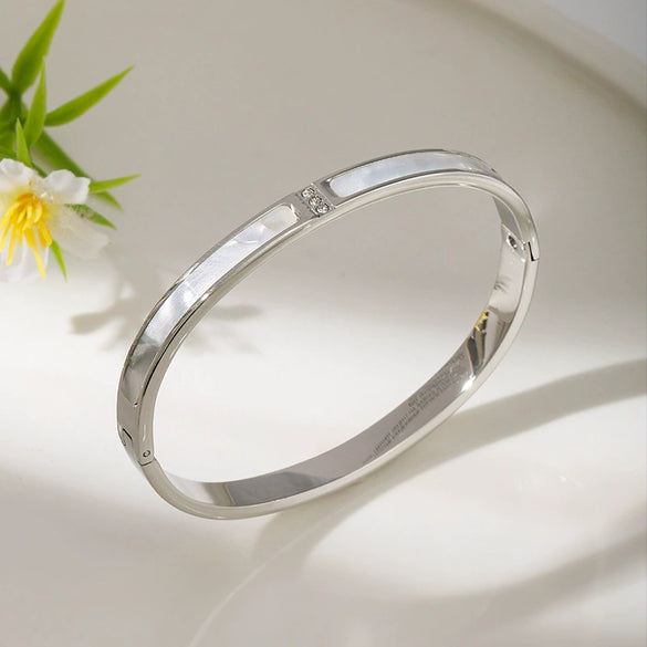 Wholesale Titanium Steel Geometric Fritillaria Buckle Bracelet For Women With Real Gold Plating And Electroplating Process