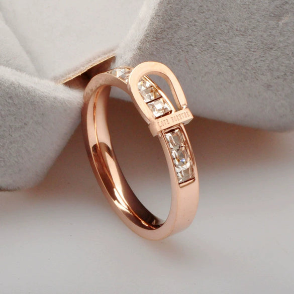 Wholesale Titanium Steel Heart Shaped Light Luxury Diamond Ring With Rose Gold Electroplating Belt Buckle Design