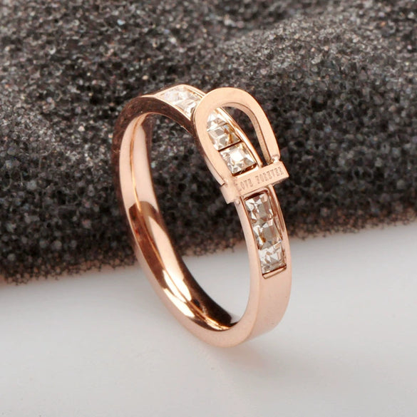 Wholesale Titanium Steel Heart Shaped Light Luxury Diamond Ring With Rose Gold Electroplating Belt Buckle Design